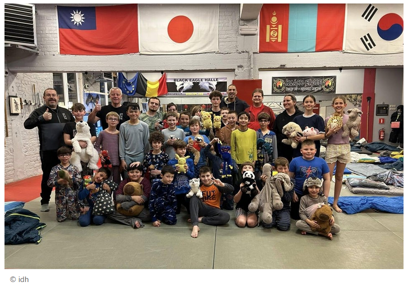 Black Eaglejeugd op kung fuweekend in eigen dojo